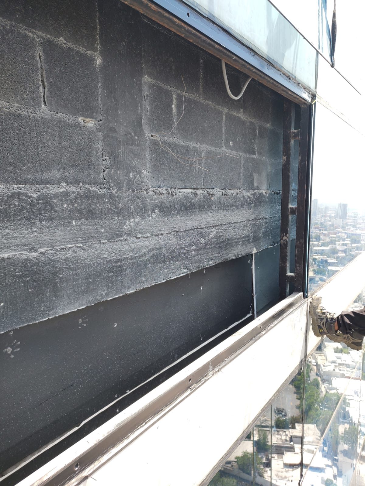 Cambio de cinta en un vidrio abierto, edificio de 12 pisos de DH Auna San Jerónimo