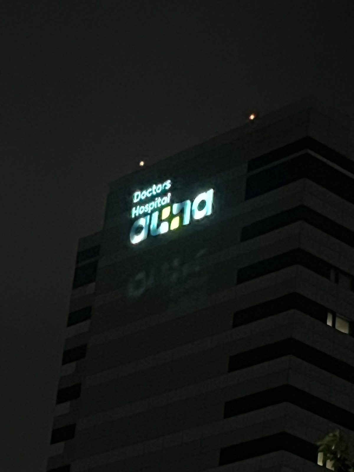 Letrero Doctors Hospital auna en la torre de San Jerónimo, Monterrey, sin personas