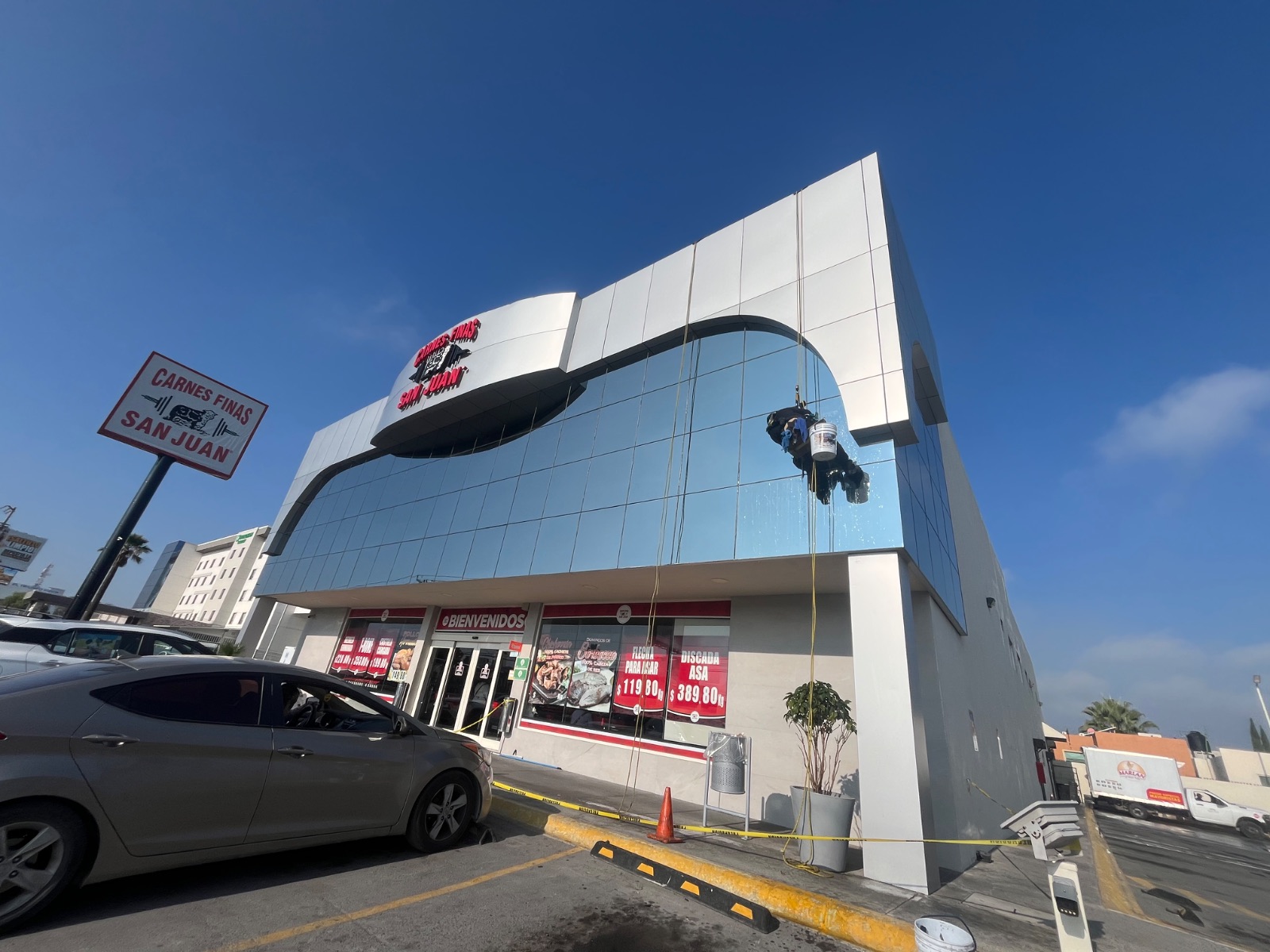 Lavado de fachada en un comercio de Carnes Finas San Juan