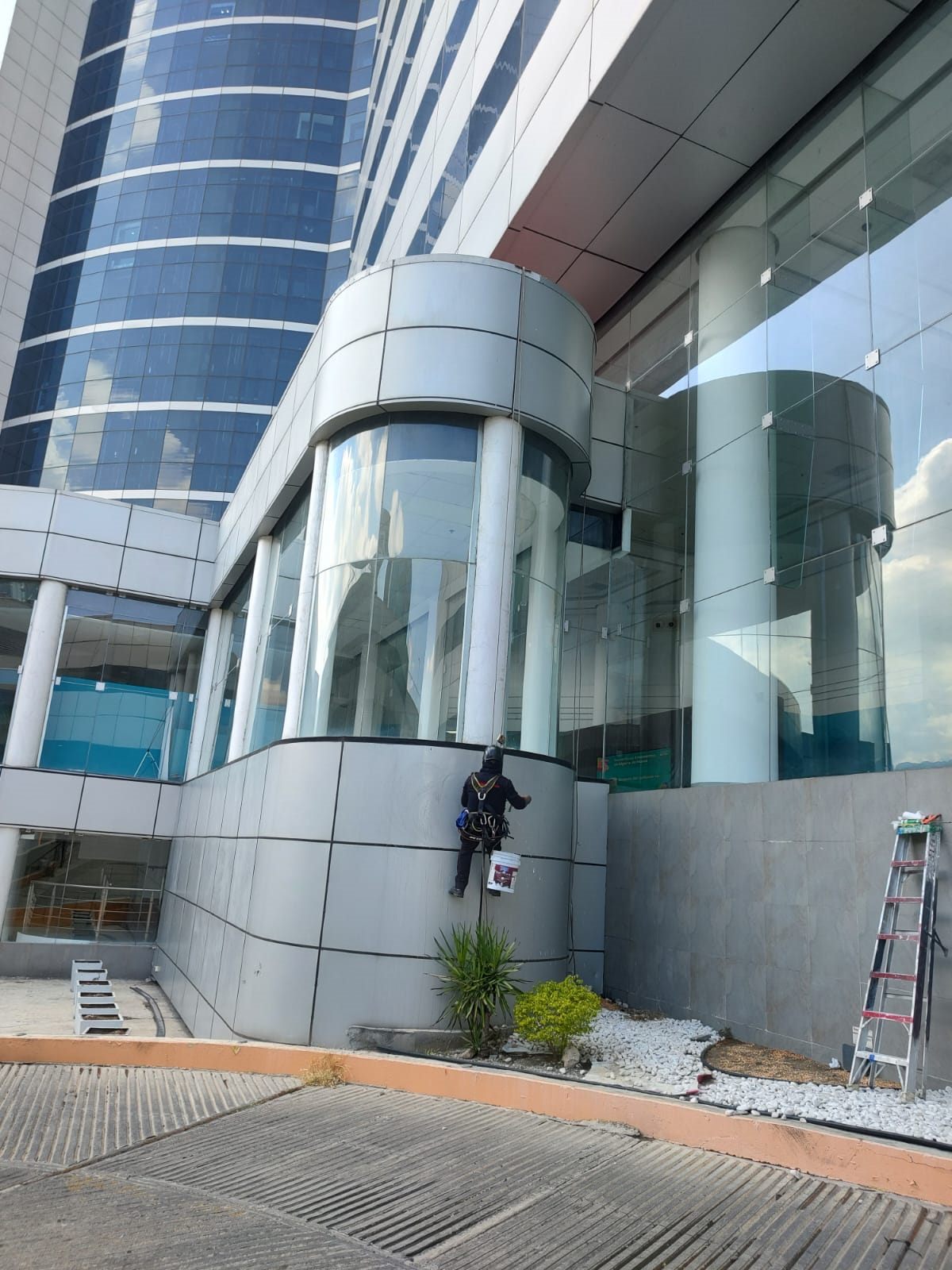 Limpieza de vidrios en un edificio de altura